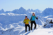 Zwei Skitourgeher beim Aufstieg zur Kreuzspitze, Dolomiten mit Drei Zinnen im Hintergrund, Osttirol, Tirol, Österreich