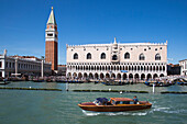 Wassertaxi im San Marco Basin vor Campanile di San Marco Turm und Dogenpalast am Markusplatz, Venedig, Venetien, Italien, Europa