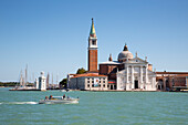 Wassertaxi vor Isola di San Giorgio Maggiore Insel, Venedig, Venetien, Italien, Europa