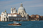 Wassertaxi und Chiesa di Santa Maria della Salute Kirche, Venedig, Venetien, Italien, Europa