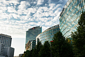 Henriette Herz Park, Beisheim Center, Bahntower und Sony Center unter Wolkenhimmel, Potsdamer Platz, Berlin, Deutschland, Europa