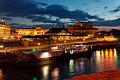 Elbe, Theaterkahn, Basteischlößchen, Theaterplatz mit Zwinger und Semperoper bei Nacht, Dresden, Sachsen, Deutschland, Europa