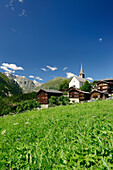 Kirche und alte Walliser Häuser vor Berner Alpen, Ernen, Binntal, Rhonetal, Wallis, Schweiz