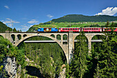Rhätische Bahn fährt über Solis Viadukt, Soliser-Viadukt, Rhätische Bahn, Albulabahn, UNESCO Weltkulturerbe Rhätische Bahn, Graubünden, Schweiz