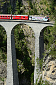 Rhätische Bahn fährt über Landwasser-Viadukt, Landwasser-Viadukt, Rhätische Bahn, Albulabahn, UNESCO Weltkulturerbe Rhätische Bahn, Graubünden, Schweiz