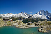 Lac Blanc mit Chalet du Lac Blanc, im Hintergrund Mont Blanc-Gruppe mit Aiguille du Chardonnet, Aiguille d' Argentiere, Aiguille Verte und Grand Dru, Montblanc-Gruppe, Mont Blanc, Chamonix, Savoyen, Frankreich
