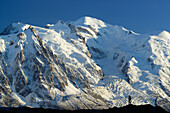 Frau beim Wandern vor Mont Blanc, Mont Blanc-Gruppe, Mont Blanc, Chamonix, Savoyen, Frankreich