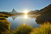 Matterhorn spiegelt sich in Bergsee, Walliser Alpen, Wallis, Schweiz