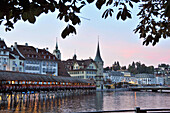 Kapellbrücke am See in der Abenddämmerung, Luzern, Schweiz, Europa