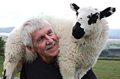 Caerwyn Roberts, Schafzüchter aus der Nähe von Harlech mit einem Lamm, Merthyr Farm, Nord Wales, Großbritannien, Europa
