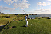 Golfspieler auf dem Nefyn Golfplatz am 16. Loch, Nefyn auf der Halbinsel Llyn, Nord Wales, Großbritannien, Europa