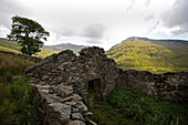 Ruine vor dem Berg Snowdon, Snowdonia Nationalpark bei Llanberis, Nord Wales, Großbritannien, Europa