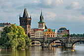 Karlsbrücke mit Altstädter Brückenturm, Prag, Mittelböhmen, Tschechien