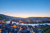 Blick auf Bernkastel-Kues am Abend, Mosel, Rheinland-Pfalz, Deutschland