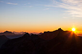 Sonnenuntergang an Berner und Waadtländer Alpen, Blick von der Blüemlisalphütte, Berner Oberland, Kanton Bern, Schweiz