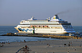 Auslaufendes Kreutfahrtschiff im Ostseebad Warnemünde, Rostock, Ostseeküste, Mecklenburg Vorpommern, Deutschland, Europa