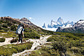 Mann wandert am Fitz Roy Massiv, El Chalten, Patagonien, Argentinien