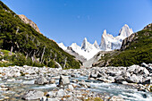 Wildbach fließt am Fitz Roy Massiv, El Chalten, Patagonien, Argentinien