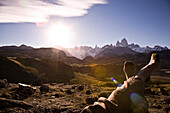 Mann betrachtet Sonnenuntergang, Fitz Roy und Cerro Torre Massif, Mirador de los Condores, El Chalten, Patagonien, Argentinien