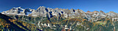 Panorama mit Blick auf Pietra Grande, Cima Vagliana, Cima Flavona, Corno di Denno, Cima Sassara, Cima Rocca, Cima delle Livezze, Cima del Vento, Cima Benon, Sasso Rosso und Cima Uomo, Brenta, Dolomiten, UNESCO Welterbe Dolomiten, Trentino, Italien