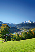 Traditioneller Getreidekasten vor Berchtesgaden und Watzmann, Berchtesgadener Alpen, Oberbayern, Bayern, Deutschland