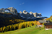 Bauernhof vor Sellagruppe, Dolomiten, UNESCO Welterbe Dolomiten, Südtirol, Italien
