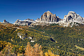 Cinque Torri, Tofana di Rozes und Tofana di Mezzo über herbstlich verfärbtem Lärchenwald, Cortina d´Ampezzo, Dolomiten, UNESCO Welterbe Dolomiten, Venezien, Venetien, Italien