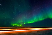 Polarlicht, Nordlicht mit Lichtstreifen auf der Straße bei Yellowknife, Northwest Terretories, Kanada, Nordamerika