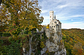 Schloss Lichtenstein unter Wolkenhimmel, Schwäbische Alb, Baden-Württemberg, Deutschland, Europa