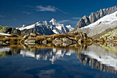 Spiegelung auf dem Bettmersee, Bettmeralp, im Hintergrund das Berner Oberland, Kanton Wallis, Schweiz, Europa