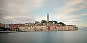 Blick auf Altstadt von Rovinj mit Kirche Sveta Eufemija, Gespanschaft Istrien, Kroatien, Adria, Langzeitbelichtung