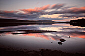 Rote Wolken während Sonnenuntergang am Lake St Clair im Cradle Mountain Lake St Clair National Park, See, Overland Track, perfekt Spiegelung, Tasmanien, Australien
