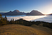 Blick über den Nebel im Tal auf Watzmann und Hochkalter, Berchtesgadener Land, Nationalpark Berchtesgaden, Oberbayern, Bayern, Deutschland, Europa