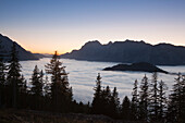 Blick über den Nebel im Tal auf die Reiteralpe im Morgenrot, Berchtesgadener Land, Nationalpark Berchtesgaden, Oberbayern, Bayern, Deutschland, Europa
