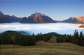 Blick über den Nebel im Tal auf Hochkalter und Reiteralpe, Berchtesgadener Land, Nationalpark Berchtesgaden, Oberbayern, Bayern, Deutschland, Europa