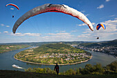 Gleitschirmflieger, Paraglider an der Rheinschleife bei Boppard, Rhein, Rheinland-Pfalz, Deutschland