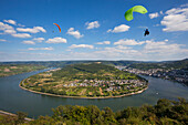 Paraglider at the Rhine sinuosity near Boppard, Rhine river, Rhineland-Palatinate, Germany
