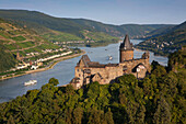 Schaufelraddampfer Goethe auf dem Rhein, Burg Stahleck oberhalb von Bacharach, Rhein, Rheinland-Pfalz, Deutschland