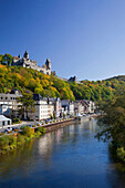 Burg Altena über dem Tal der Lenne, Altena, Sauerland, Nordrhein-Westfalen, Deutschland