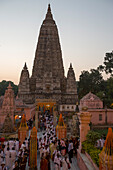 Der Mahabodhi Tempel, der Überlieferung gemäß ist es jener Ort, an dem Siddhartha Gautama, der historische Buddha, das Erwachen erlangte im Dämmerlicht, Bodhgaya,  Gaya, Bihar, Indien