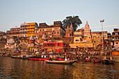 Boote vor dem Dasaswamedh Ghat am Ufer des Fluss Ganges, Varanasi, Uttar Pradesh, Indien