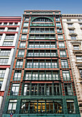 Jugendstil Fassade des kleinen Singer Gebaeudes am Broadway in Soho, New York