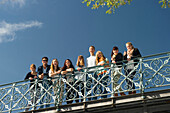 Gruppe junger Leute steht auf einer Brücke, Freiburg im Breisgau, Schwarzwald, Baden-Württemberg, Deutschland