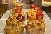 Gebäck zum 1. August mit Schweizer Flagge, Zuerich, Schweiz