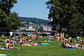 Liegewiese am Zürichsee im Sommer, Zürich, Schweiz