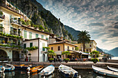 Hafen in Limone sul Garda, Gardasee, Lombardei, Italien, Europa