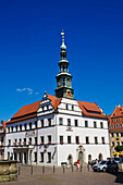 Rathaus unter blauem Himmel, Pirna, Sachsen, Deutschland, Europa