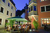 Bar im Haus zum Teufelserker in der Abenddämmerung, Pirna, Sachsen, Deutschland, Europa