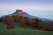 Blick zur Burg Hohenzollern im Morgennebel, bei Hechingen, Schwäbische Alb, Baden-Württemberg, Deutschland