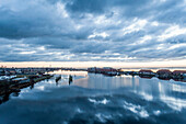 Blick auf Wilhelmshaven mit Sonnenaufgang über dem Jadebusen, Wilhelmshaven, Niedersachsen, Nordsee, Deutschland
